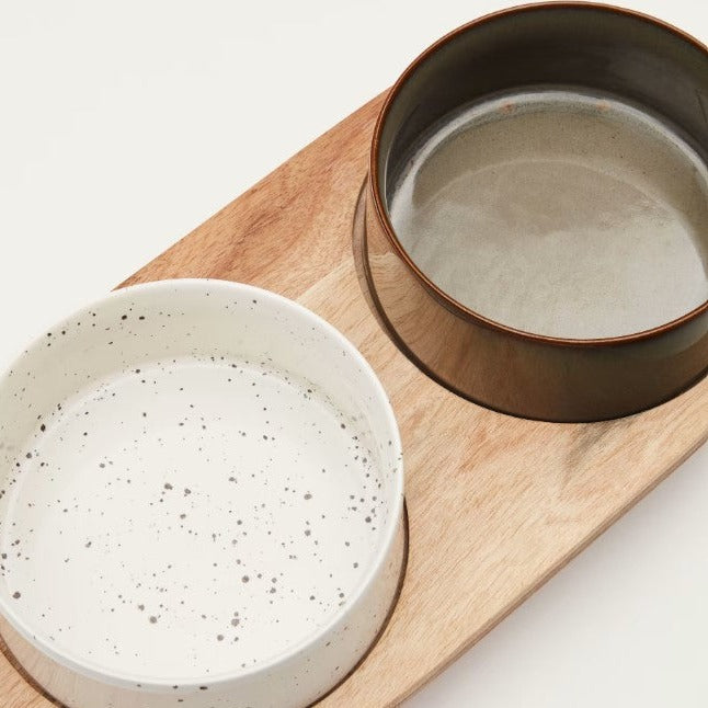 Deux gamelles en céramique avec support en bois vue de haut