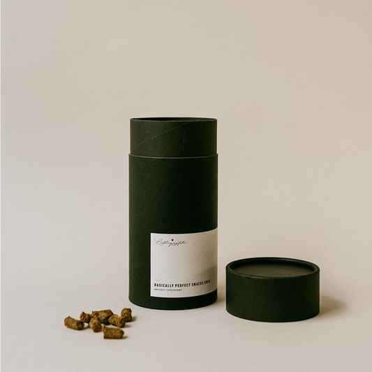 Produit et friandises posés sur le sol